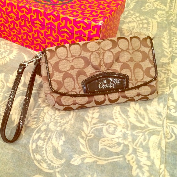 Coach wristlet clutch. Never used like new. - Picture 1 of 4