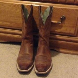 *RESERVED* Adorable Ariat Cowgirl Boots