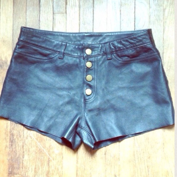 🎀 Leather Shorts 🎀 - Picture 3 of 3