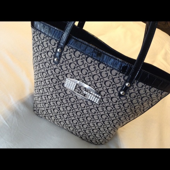 Guess Handbags - Guess shoulder bag!👜