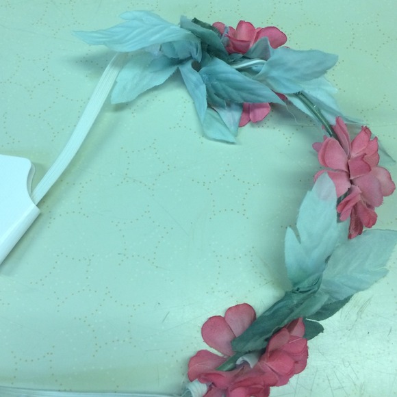 NWT Flower head band - Picture 3 of 3
