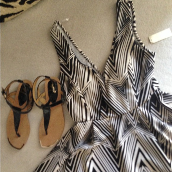 💖SALE💖GORGEOUS ABSTRACT DRESS!🎀 L - Picture 2 of 3