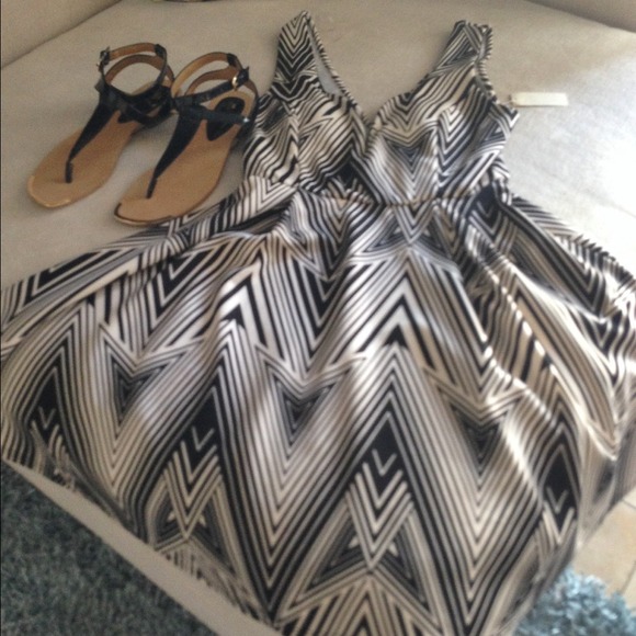 💖SALE💖GORGEOUS ABSTRACT DRESS!🎀 L - Picture 3 of 3
