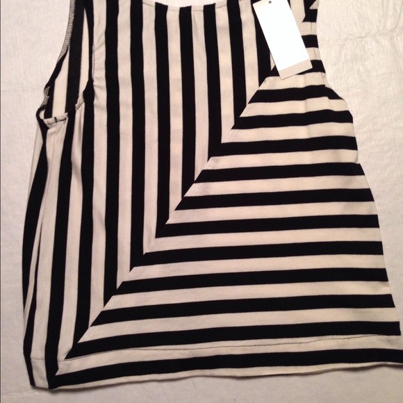 Black and white stripe crop top - Picture 2 of 3