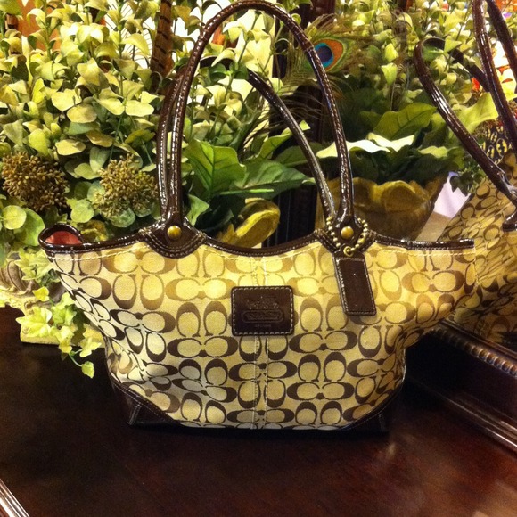 100% AUTH. COACH Purse- brown/tan- final price - Picture 1 of 4