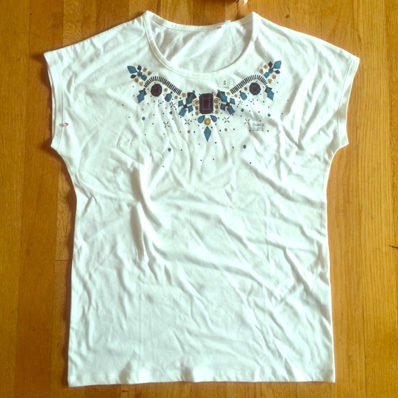 Small white t shirt with jewelry graphic