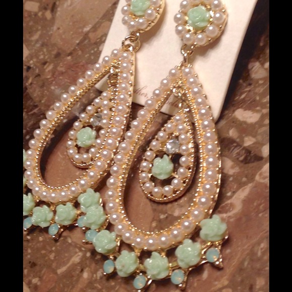 Jewelry - Mint Rose Pearl Earrings