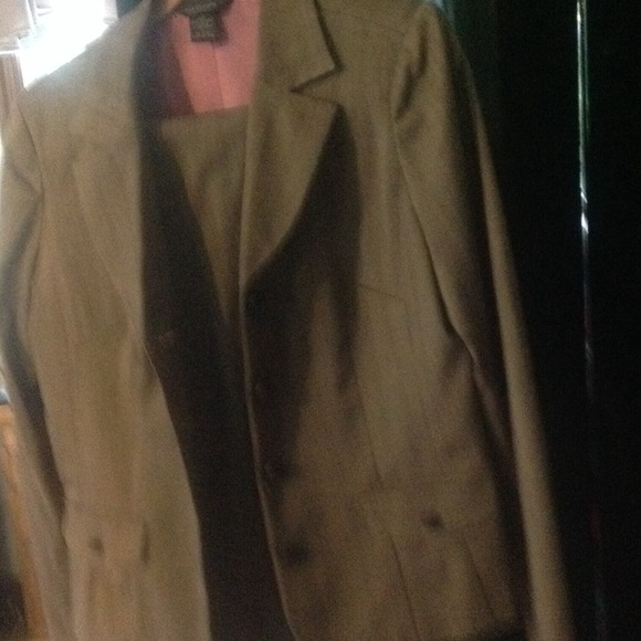 Pants suit