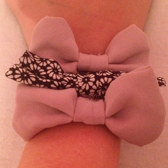 🌻SOLD ON VINTED🌻 Brandy Melville bow hairties - Picture 1 of 1