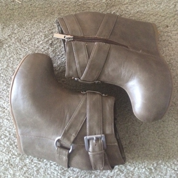 Wedged booties - Picture 1 of 4