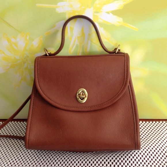 Coach Handbags - Vintage classic coach cross body in tan