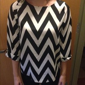 3/4 sleeve black and white chevron top