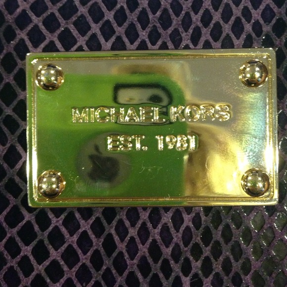 Michael kors wristlet - Picture 2 of 4