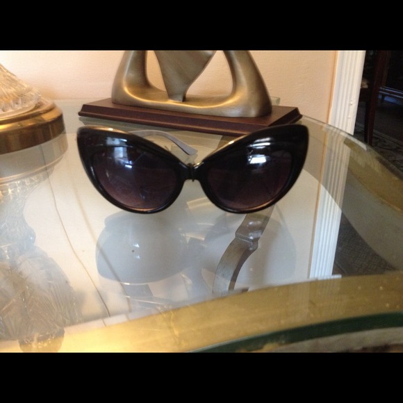 Black cat woman fashion sunglasses