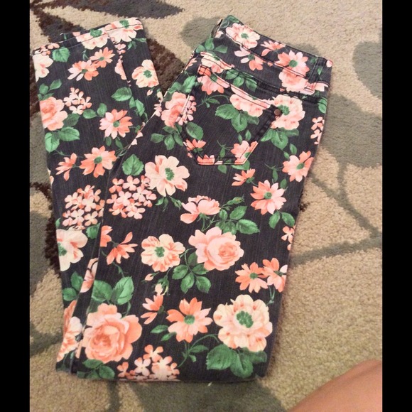 Floral jeans 🌸🌼