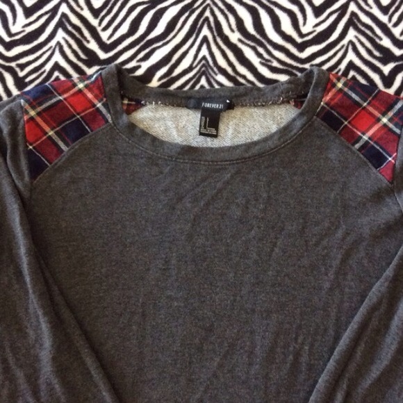 Grey sweatshirt with plaid shoulders