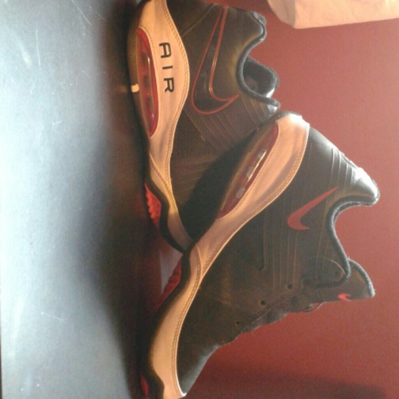 Tennis shoes