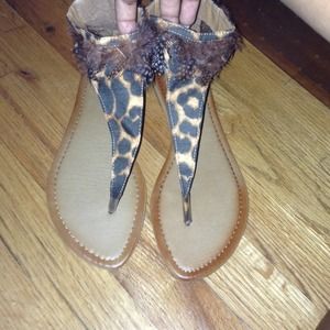 Animal print sandals with feathers