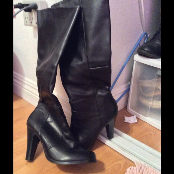 Black boots w heels