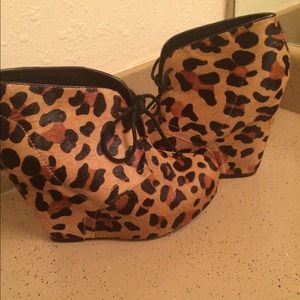 STEVE MADDEN LEOPARD BOOTIES