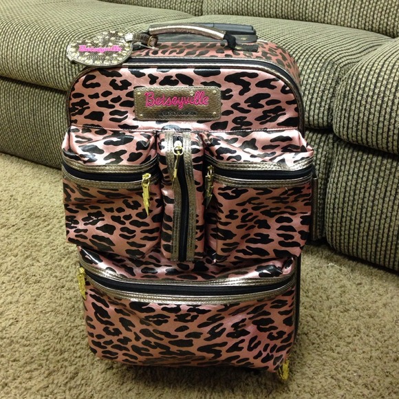 Betsey Johnson luggage 😘