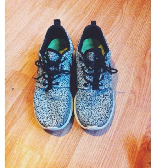 Nike black sail speckled roshe run