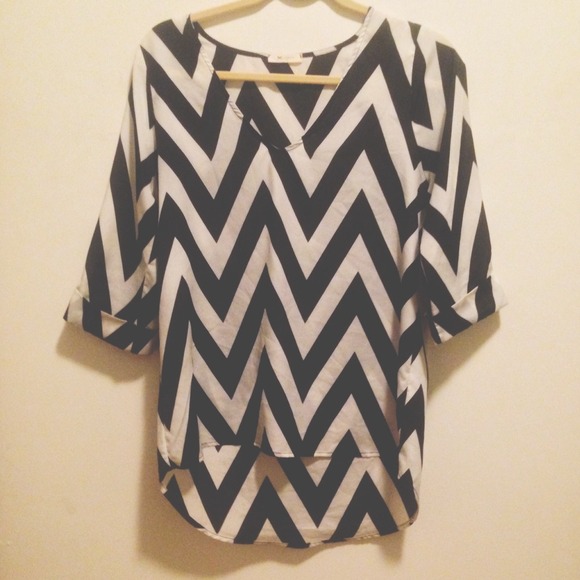 Tops - 💥CLOSET CLEAROUT💥B/W blouse