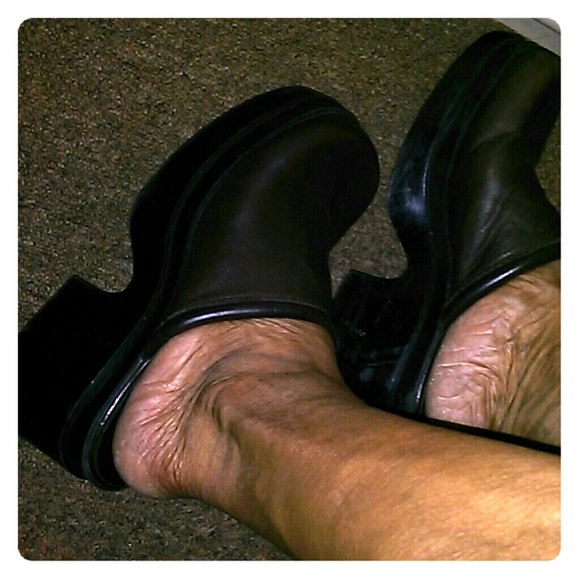 Brown Steve Madden clog w/chunky 3 inch heels.