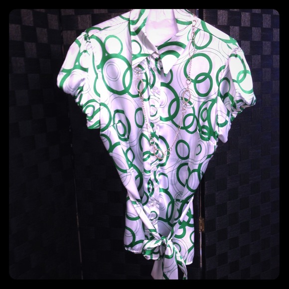 SALE!💥White & Green silky like Top - Picture 1 of 3