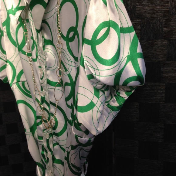 SALE!💥White & Green silky like Top - Picture 3 of 3