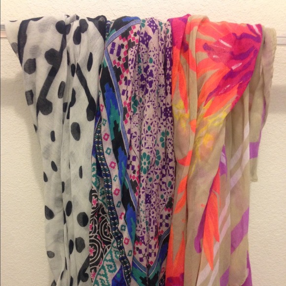 🚫 SOLD 🚫 light weight sheer scarves bundle 3x - Picture 2 of 2