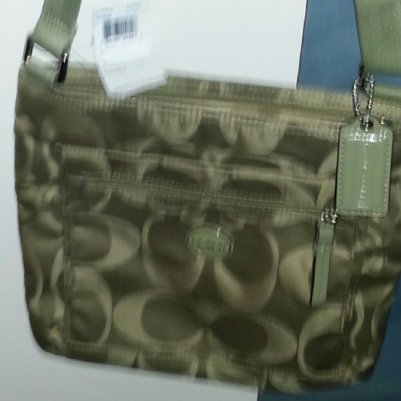 🎁COACH SWING BACK FILE PURSE🎁