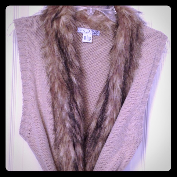 2x🎉HOST PICK 🎉11/27 Furry vest, long w/ belt tie - Picture 1 of 3