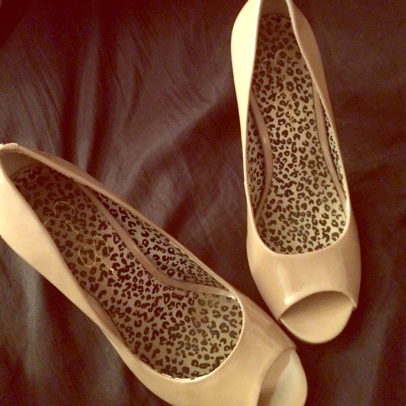 Jessica Simpson nude pumps