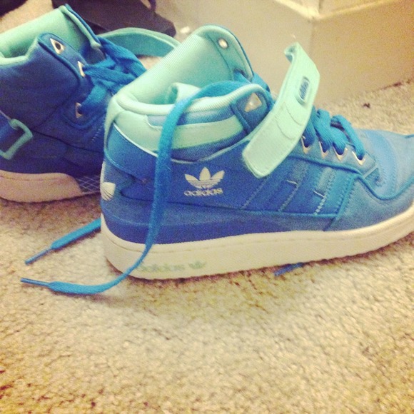 Beautiful Adidas shoes. - Picture 2 of 3