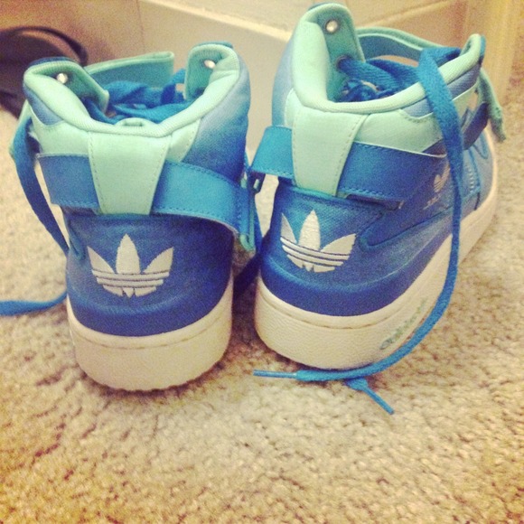 Beautiful Adidas shoes. - Picture 3 of 3