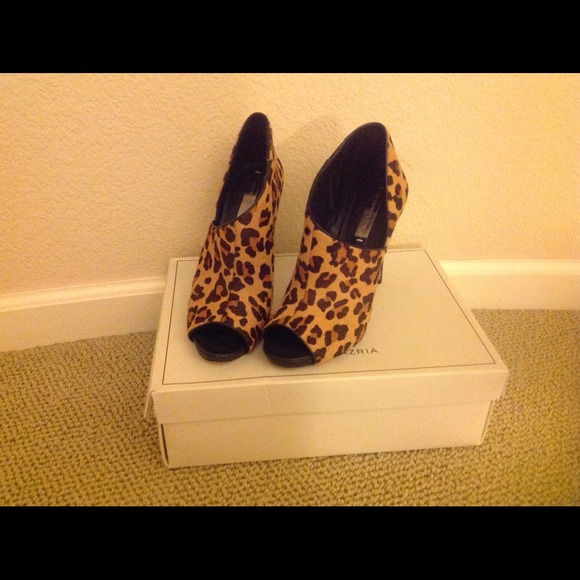 BCBG Darian Leopard Printed boots and purse