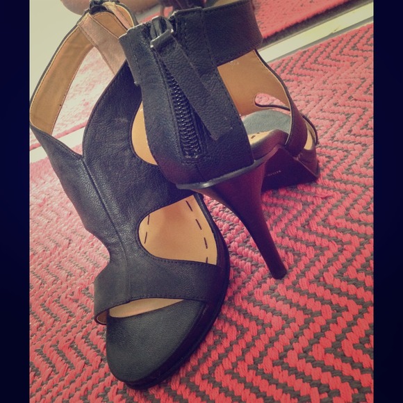 SOLD!! Casual heels