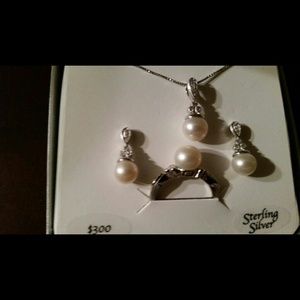 Pearls set