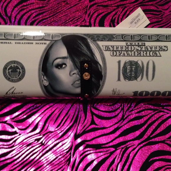 Style Icon #BadGirlRiRi $1,000 cover cutch