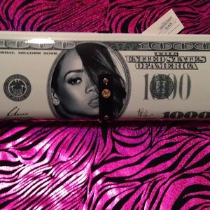 Style Icon #BadGirlRiRi $1,000 cover cutch