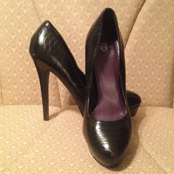 Textured black pump!!
