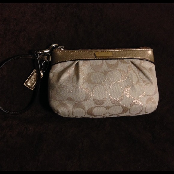 💥SOLD💥 COACH SIG PLEATED METALLIC MED WRISTLET - Picture 2 of 4