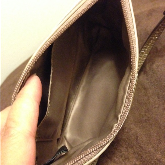 💥SOLD💥 COACH SIG PLEATED METALLIC MED WRISTLET - Picture 4 of 4