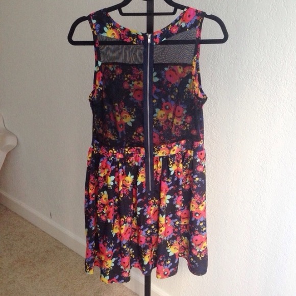 🔴SOLD ON VINTED🔴Sleeveless floral dress - Picture 2 of 3