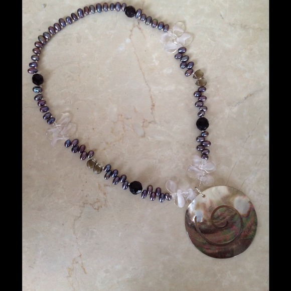 🎉HP🎉✨ Cultured Pearls with Large Shell Pendent✨ - Picture 2 of 4