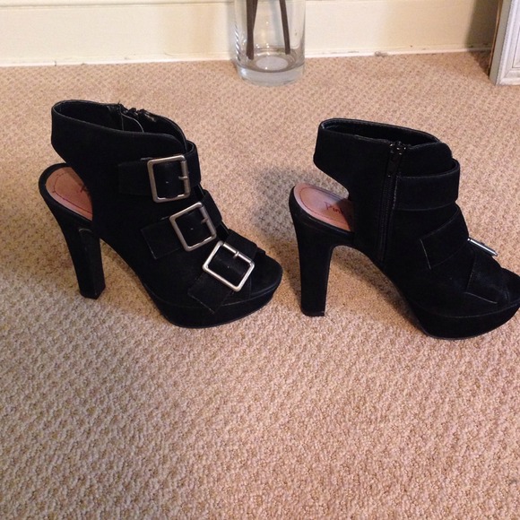 Pink & Pepper peep toe black suede heels size 6