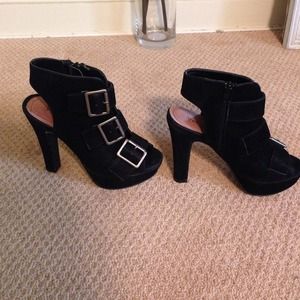 Pink & Pepper peep toe black suede heels size 6