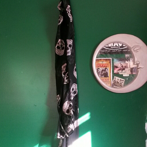 Lightweight skull scarve