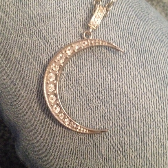 💝FREE W PURCHASE💝🌙Crescent Moon Necklace 🍁 - Picture 2 of 2